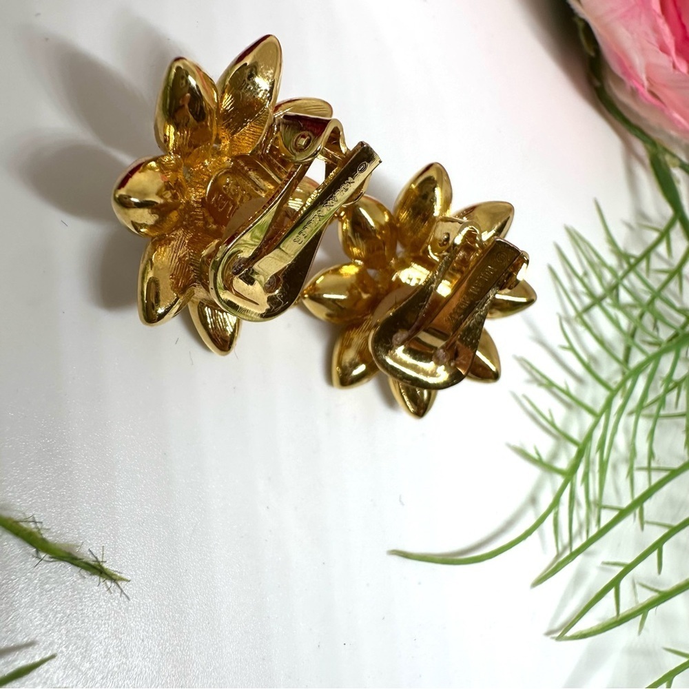 VINTAGE⚜️Nolan Miller Pearl & Crystal Flower Clip Earrings - Picture 5 of 8